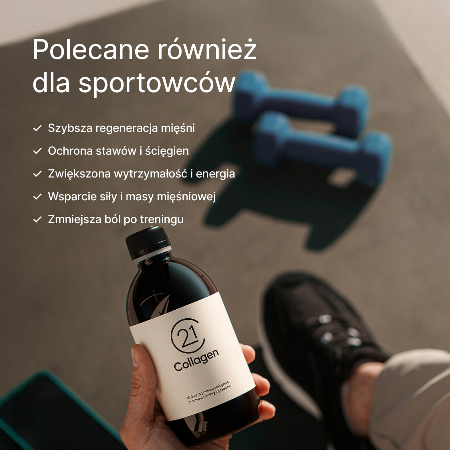 Ręka trzymająca butelkę 21Collagen na macie treningowej z niebieskimi hantlami; tekst o korzyściach dla sportowców: regeneracja mięśni, stawy, energia i masa mięśniowa.