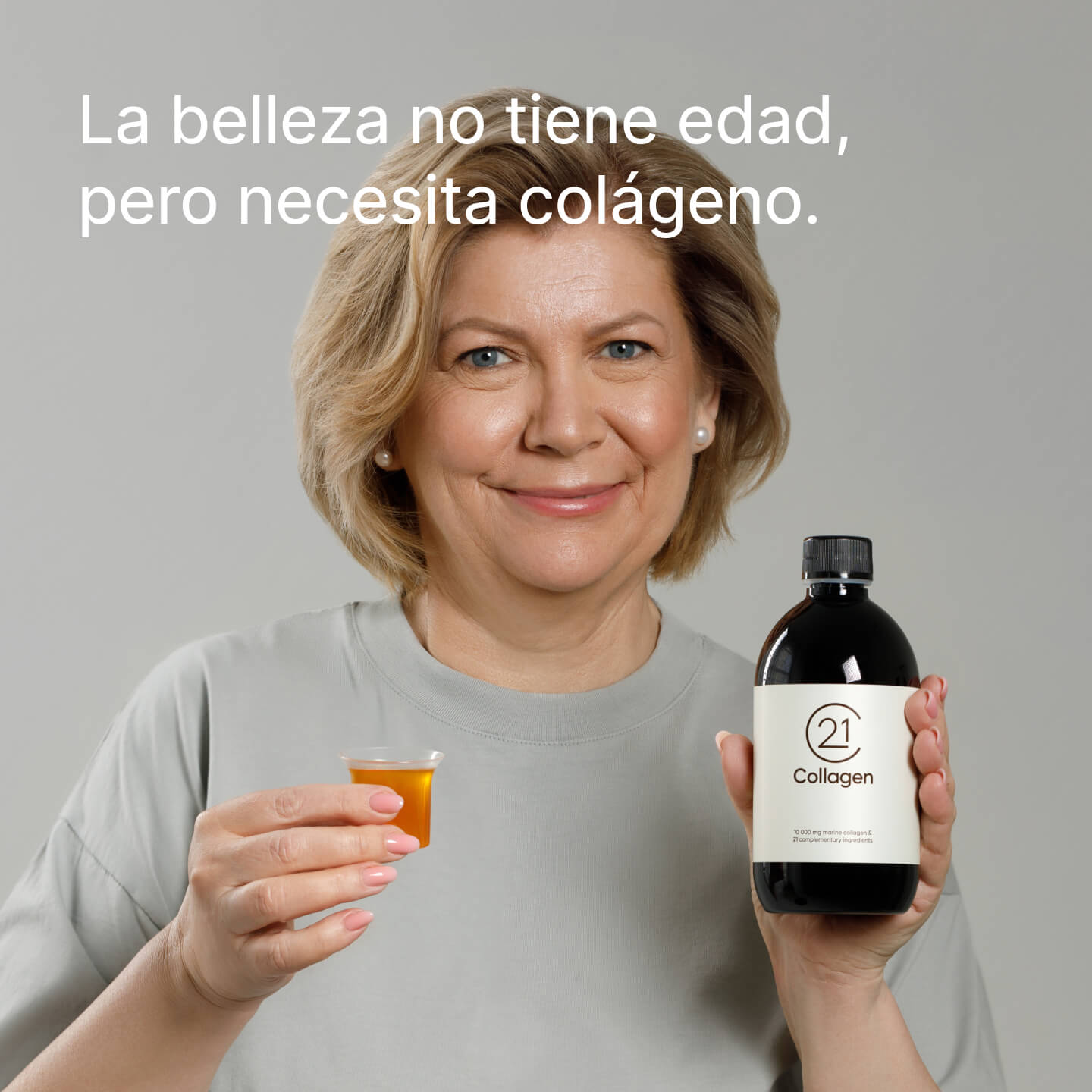Mujer madura y sonriente con una botella de 21Collagen y un vasito con colágeno líquido; texto: “La belleza no tiene edad, pero necesita colágeno”.