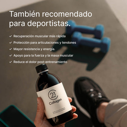 Mano sosteniendo una botella de 21Collagen sobre esterilla con pesas azules; texto con beneficios para deportistas: recuperación muscular, articulaciones, energía y masa muscular.