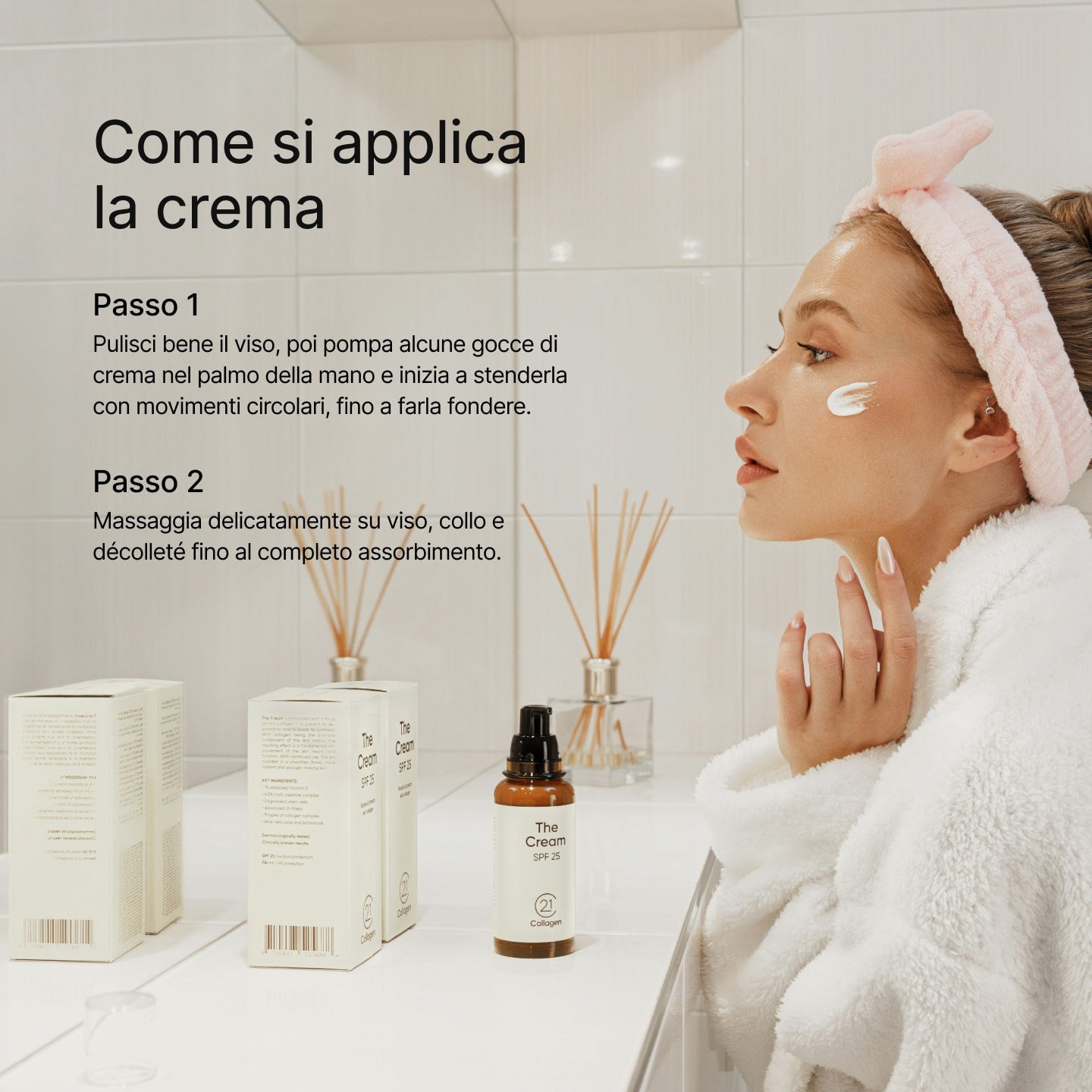 Donna che applica 21Collagen The Cream SPF 25 sul viso nel bagno, seguendo le istruzioni d’uso.