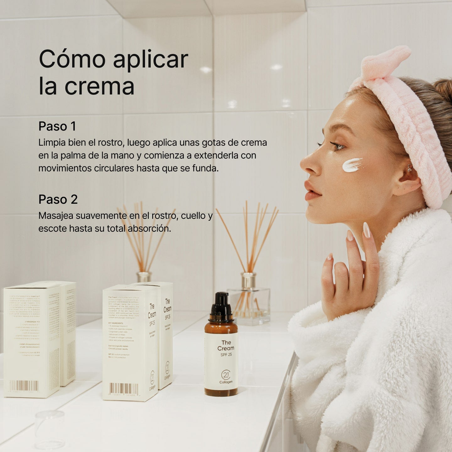 Mujer aplicando 21Collagen The Cream SPF 25 en su rostro en el baño, siguiendo los pasos recomendados.