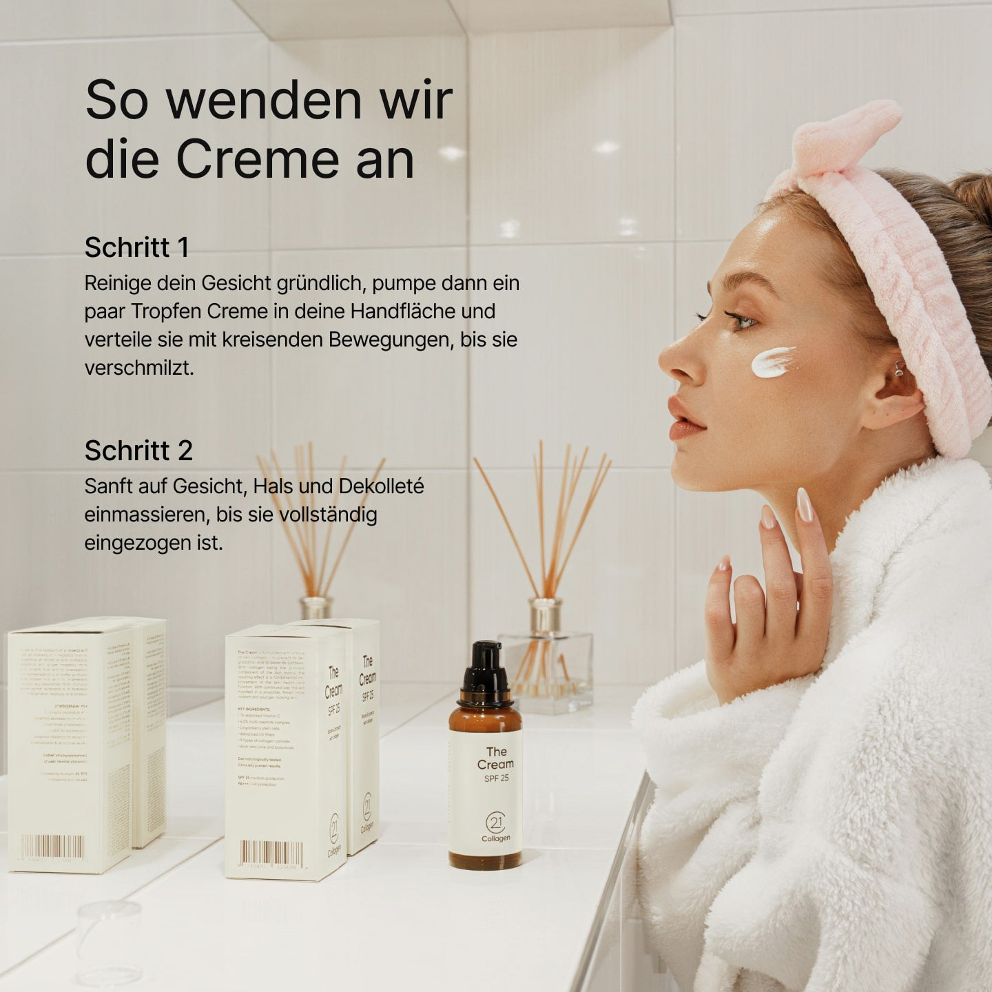 Frau trägt 21Collagen The Cream SPF 25 im Badezimmer auf ihr Gesicht auf, gemäß Anwendungsschritten.