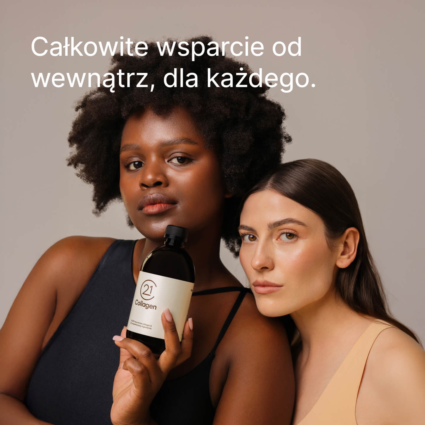Dwie kobiety o różnych typach cery trzymają butelkę 21Collagen; tekst: „Pełne wsparcie od wewnątrz, dla wszystkich” – przekaz o uniwersalnym pięknie i pielęgnacji.